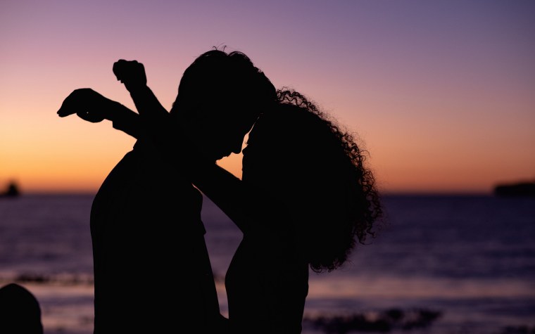 Влюбленная пара на закате