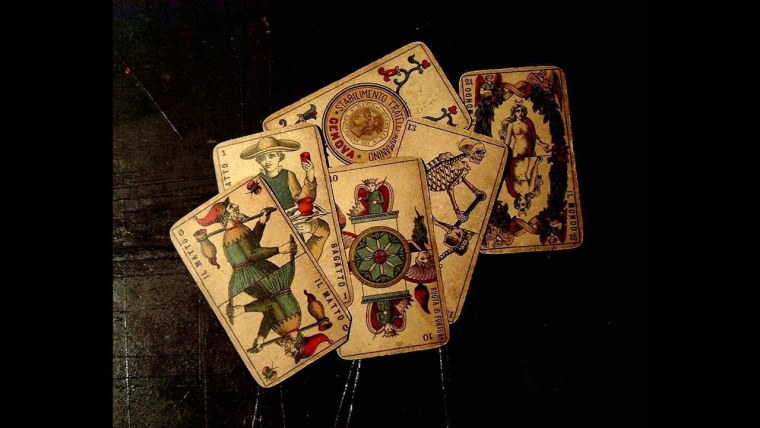 Карты Таро на черном фоне