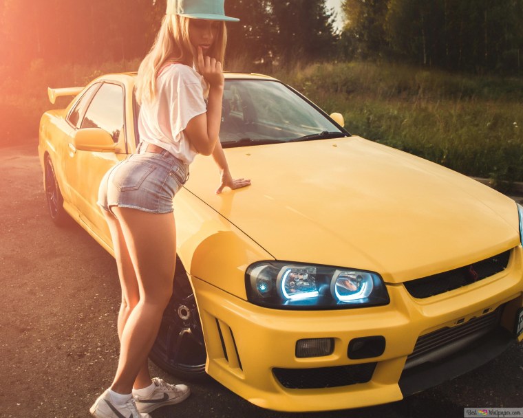 Желтый Ниссан Скайлайн и девушка