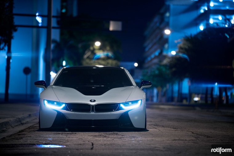 BMW i8 ночью