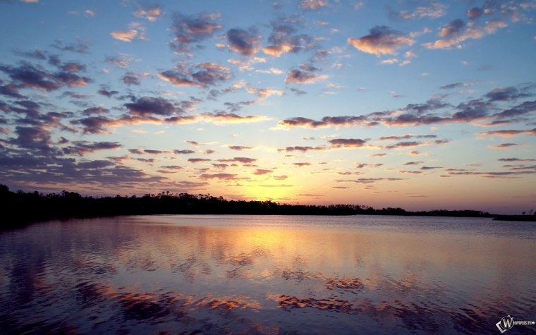 Закат над водой