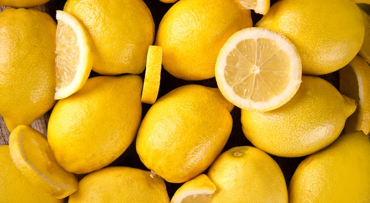 Лимон на желтом фоне