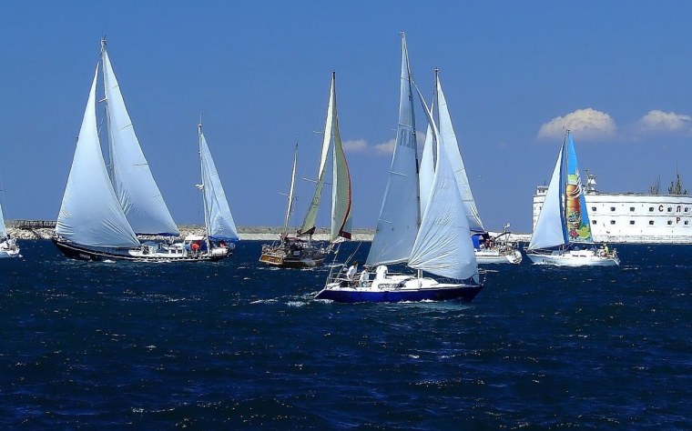 Яхта с разноцветными парусами