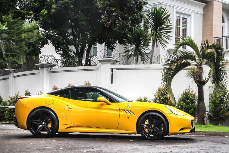 Ferrari Portofino желтая