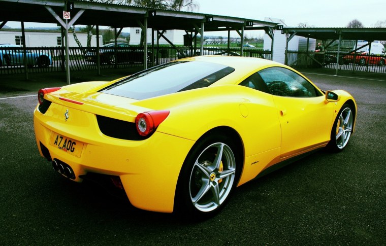 Феррари жёлтая Старая модель