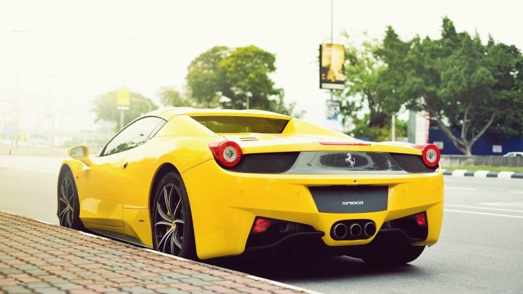 Ferrari 458 Italia желтая