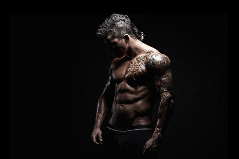 Мужское тело на черном фоне