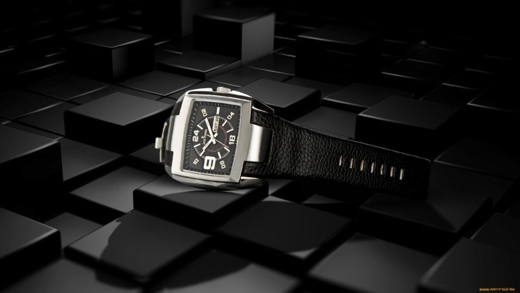 Наручные часы на черном фоне