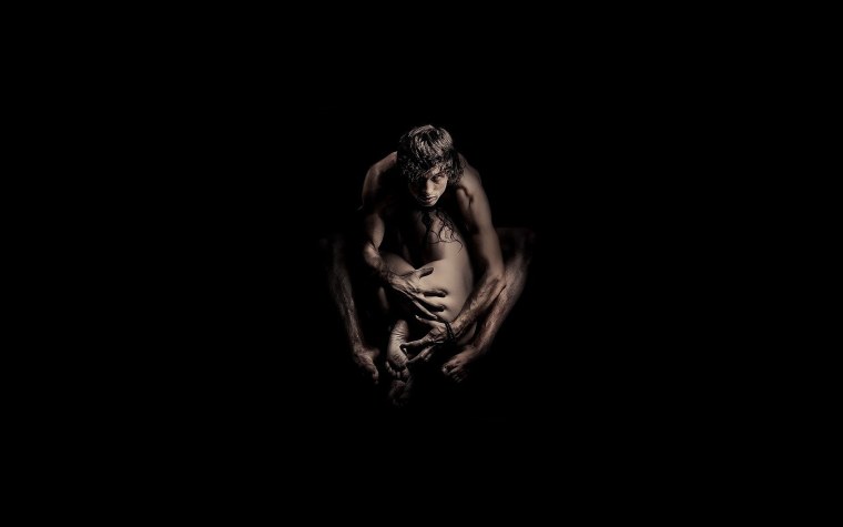 Парень на темном фоне