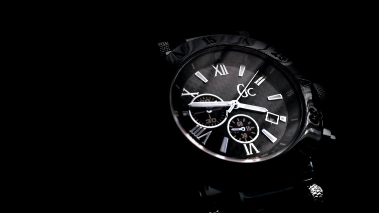 Часы на черном фоне