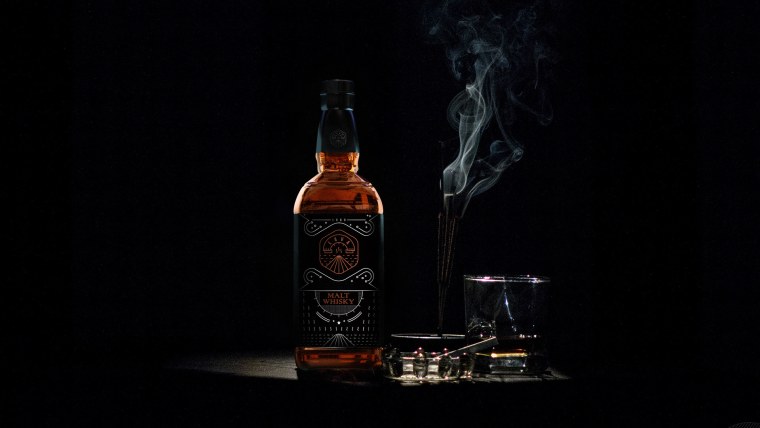 Виски на черном фоне