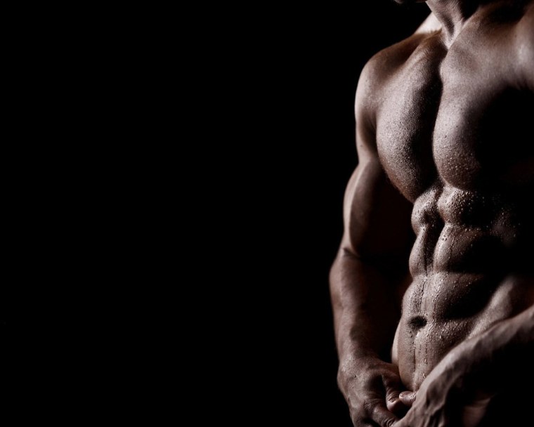 Красивое мужское тело на черном фоне
