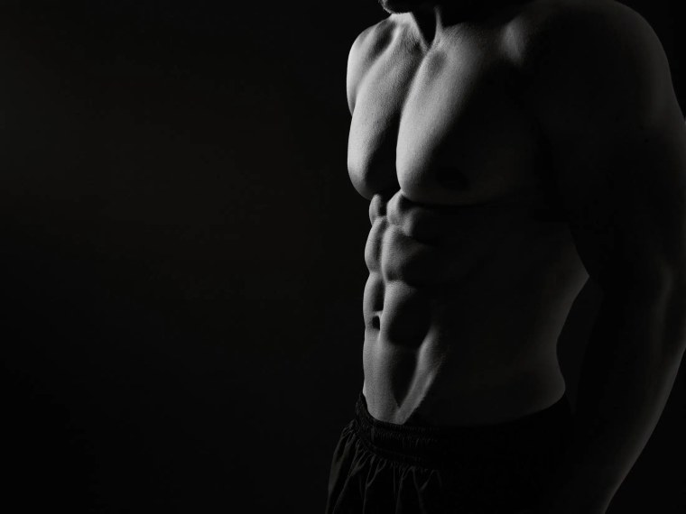 Мужское тело на темном фоне