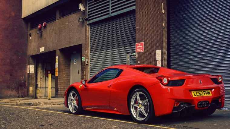 Красная Феррари 458