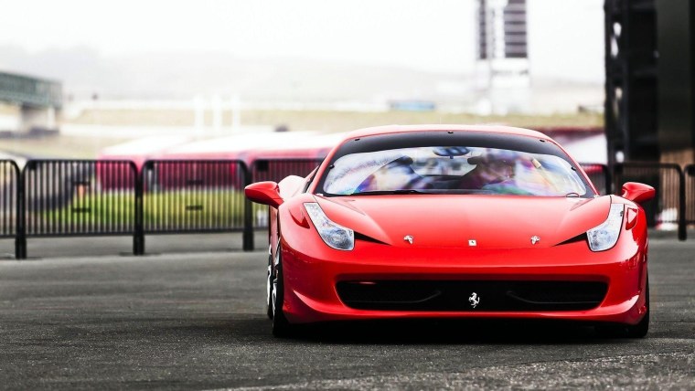 Красный спорткар Ferrari 458