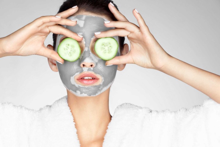 Женщина в косметической маске