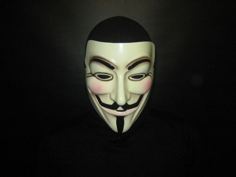 Мужчина в маскарадной маске