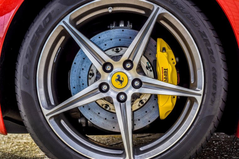 Колесо спортивного автомобиля