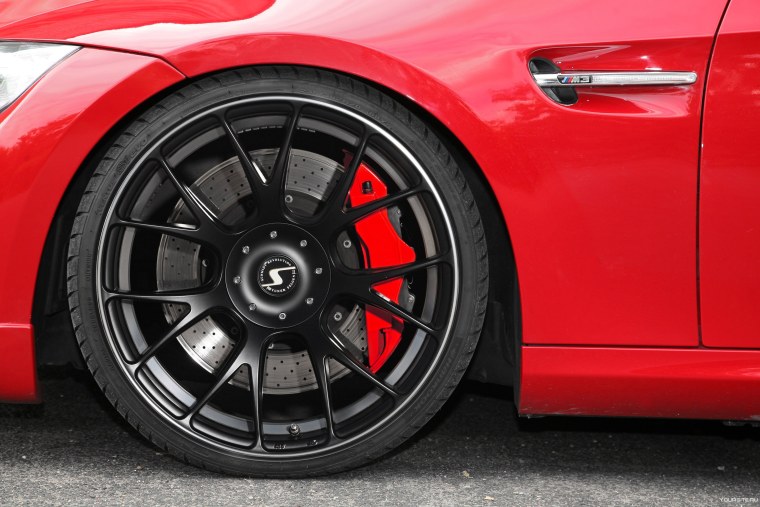 Е90 белая с красными суппортами