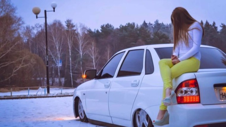 Девушка в приоре зимой