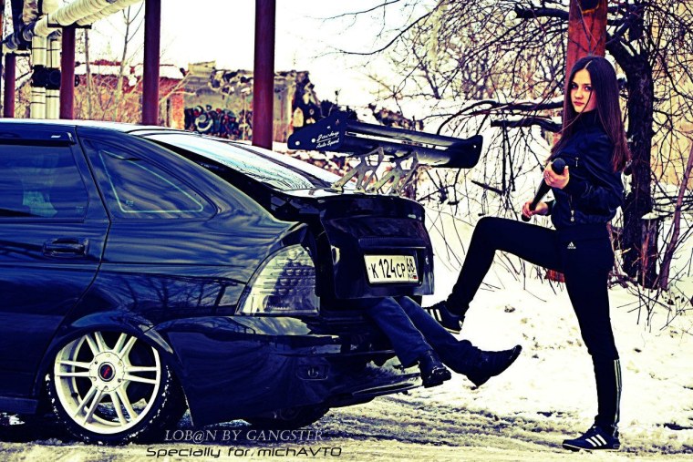 Бандитка возле машины