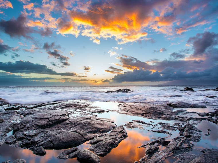 Море камни закат