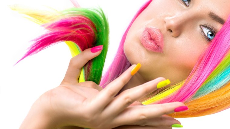 Яркая девушка