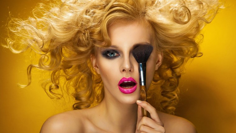 Девушка с красивым макияжем