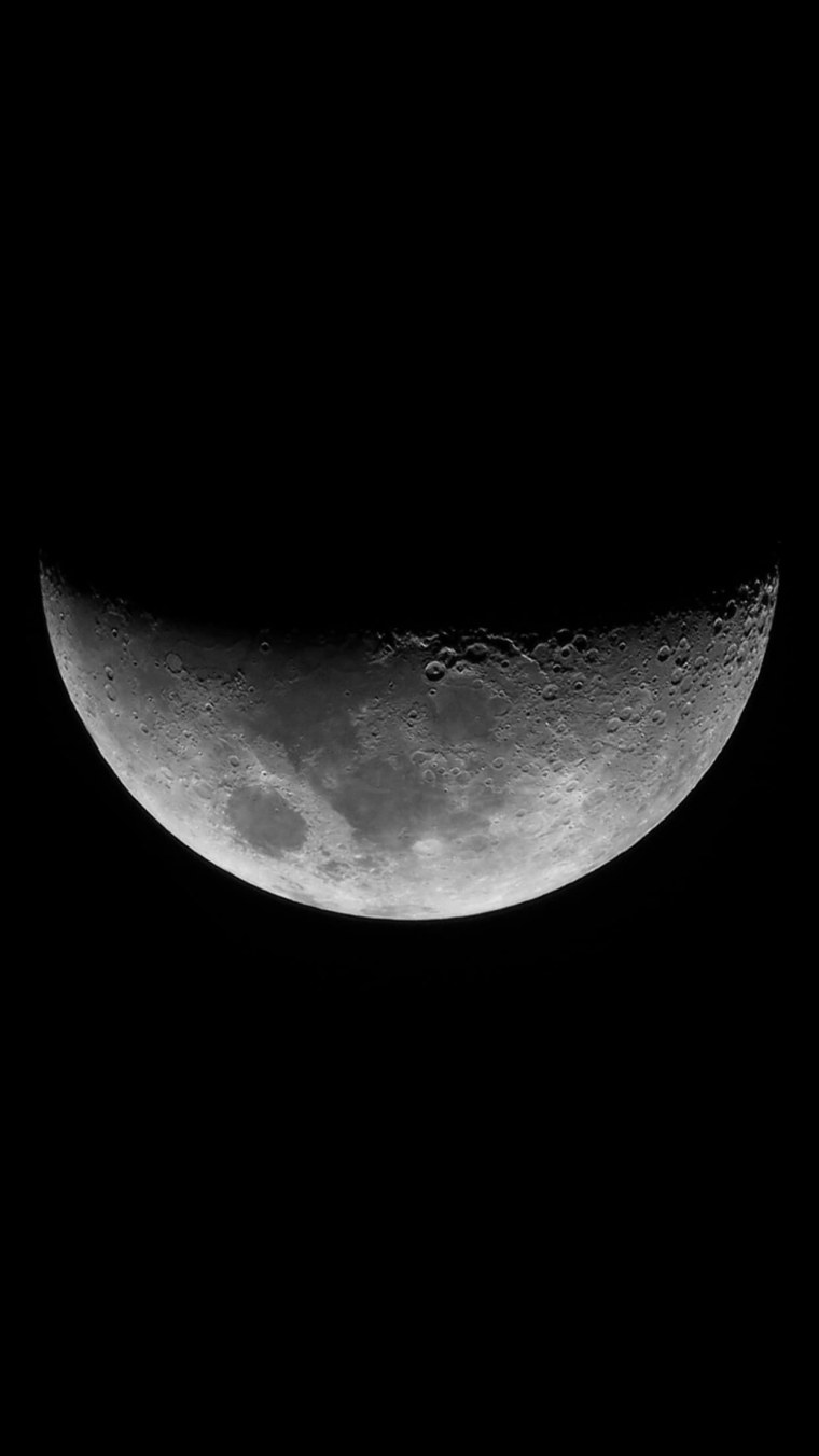 Луна на черном фоне