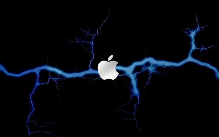 Молния на темном фоне