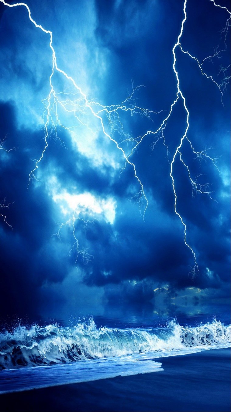 Молния на черном фоне обои