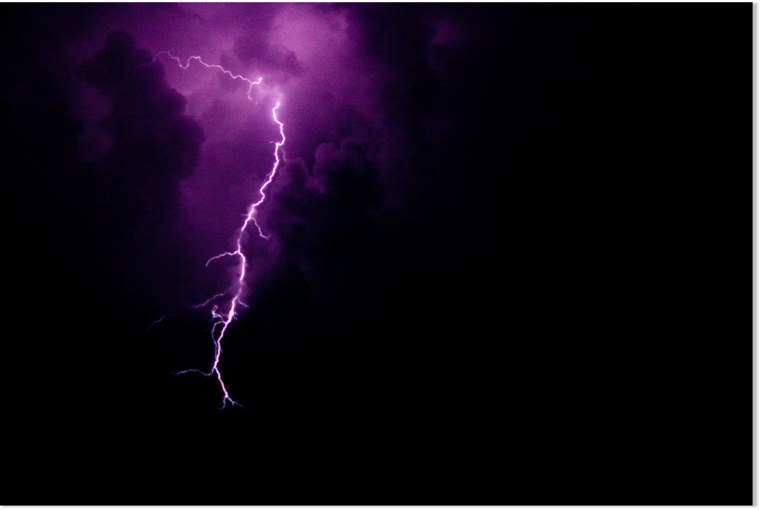 Молния на черном фоне обои