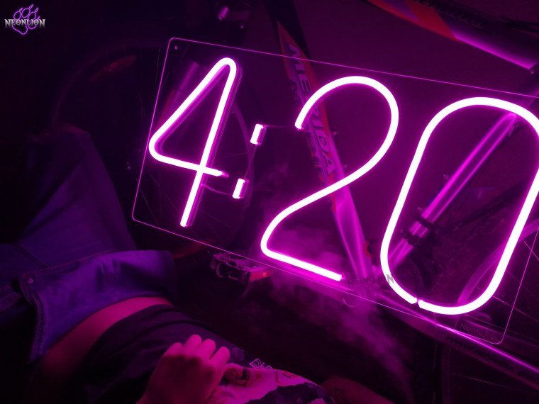 Неоновые надписи фиолетовые