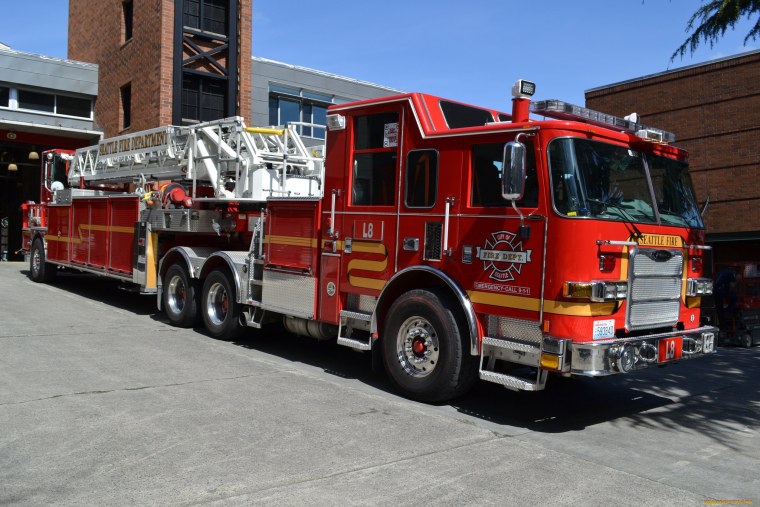 Огромная пожарная машина