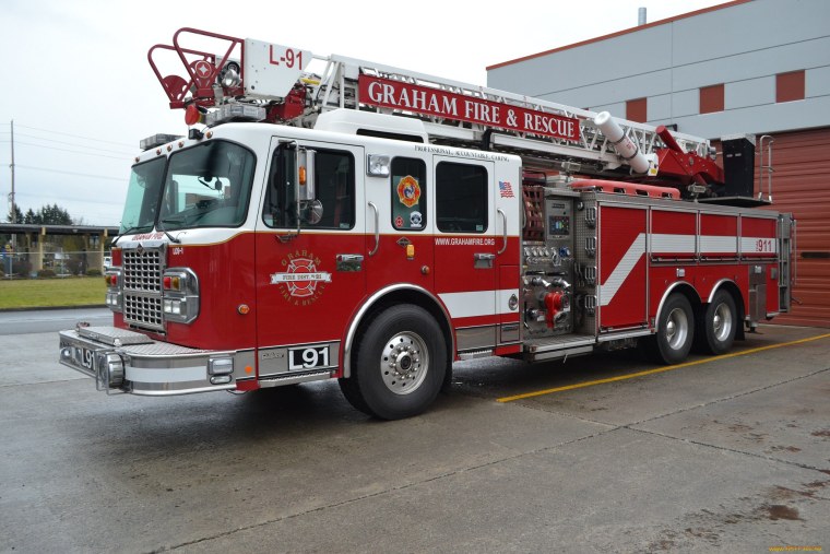 Пожарная машина и пожарный