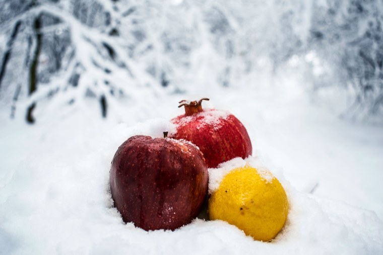 Фрукты в снегу