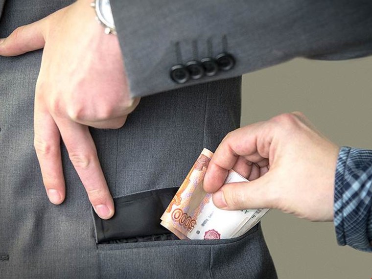 Берет взятку