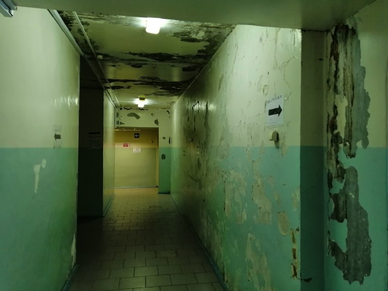 Обшарпанные стены в больнице
