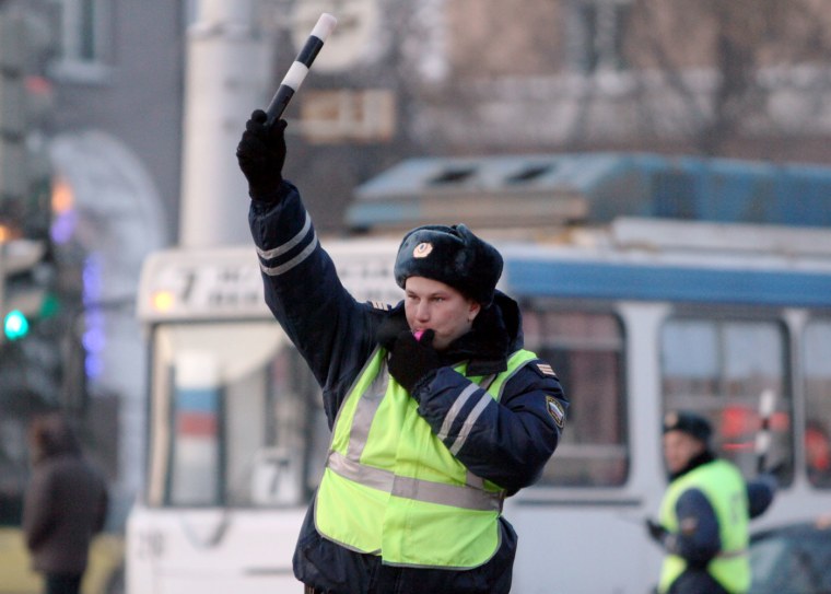 Сигнал свистком регулировщика