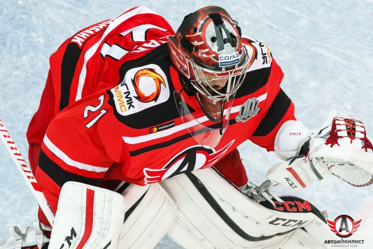 Хоккейный вратарь автомобилиста