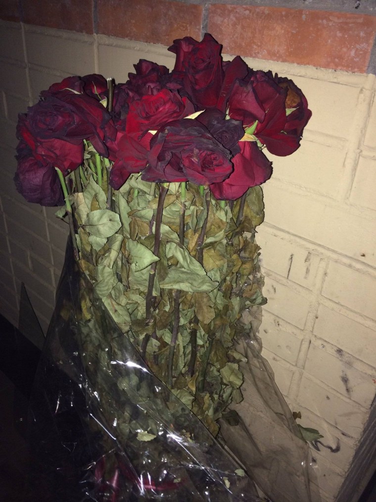 Букет роз в мусорке