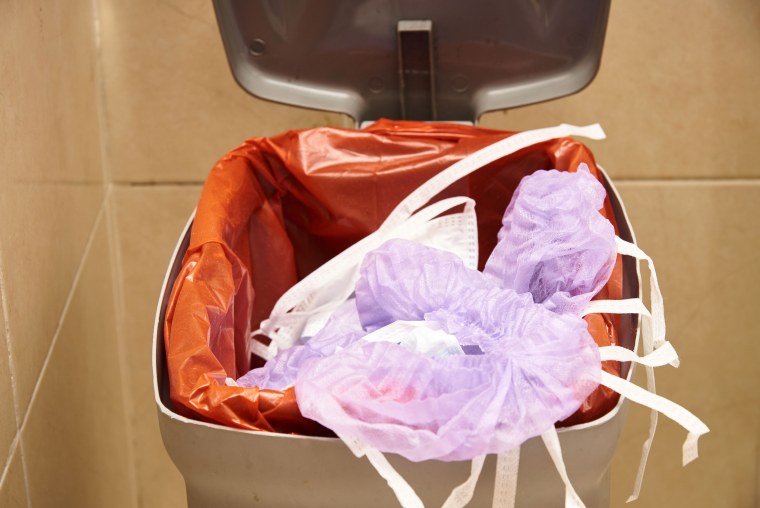 Трусы в мусорном ведре