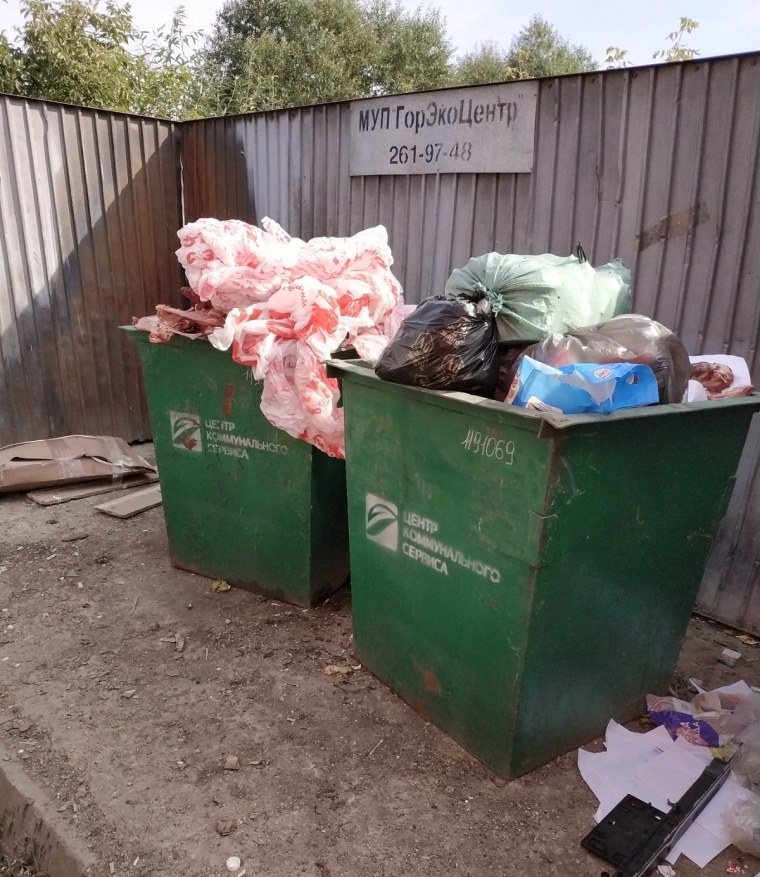 Цветочный букет в мусорном контейнере