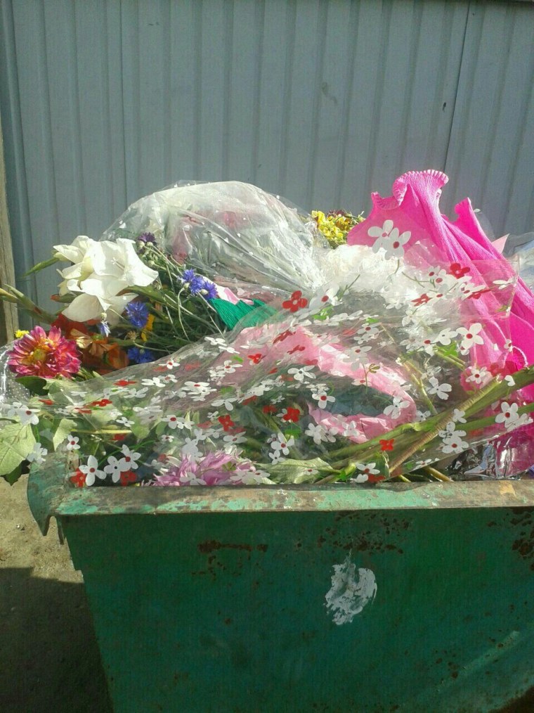 Цветы в мусорке