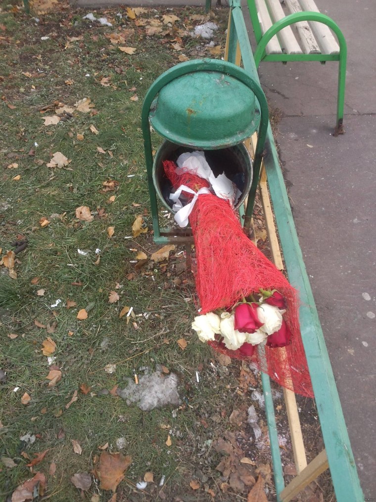 Цветы в мусорке