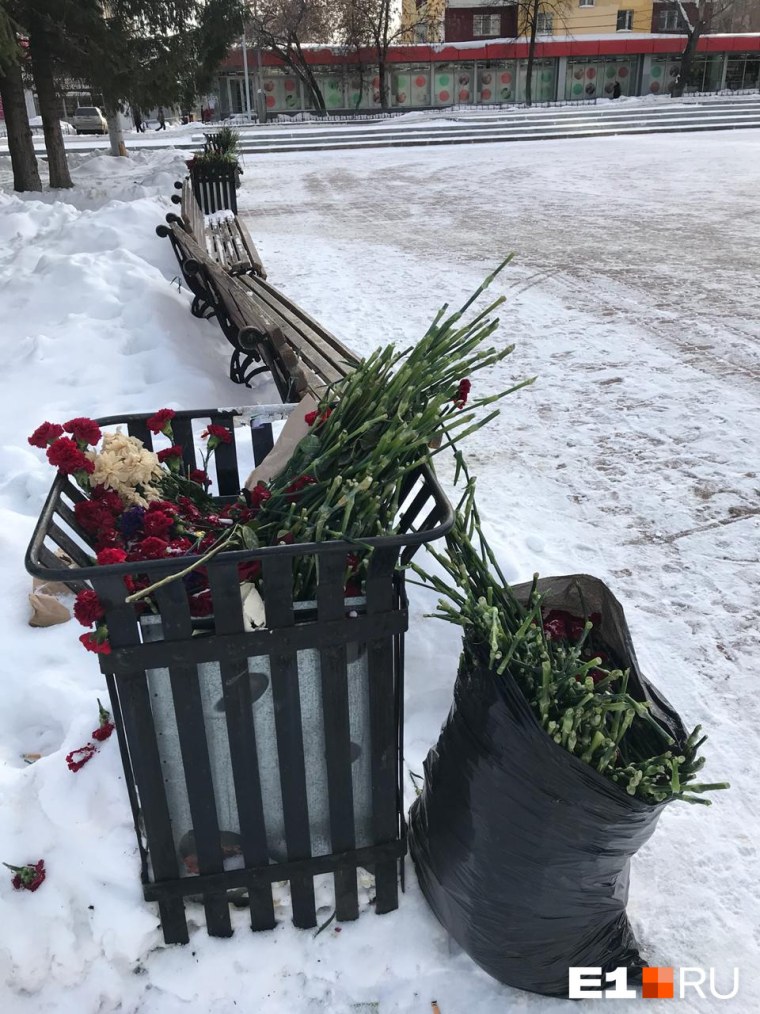 Цветы в мусорном ведре