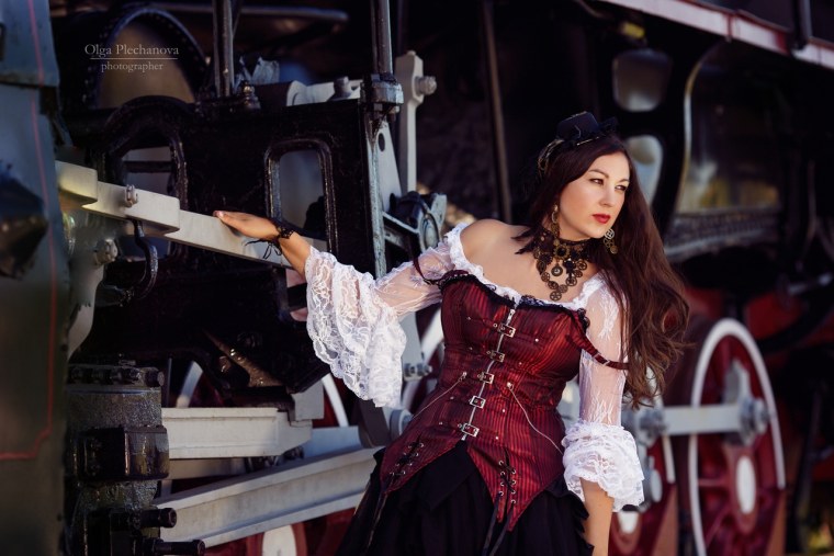 У паровоза женщина в чёрном корсете