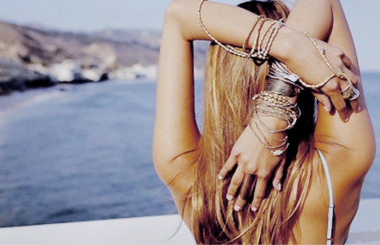 Девушка со спины с браслетом