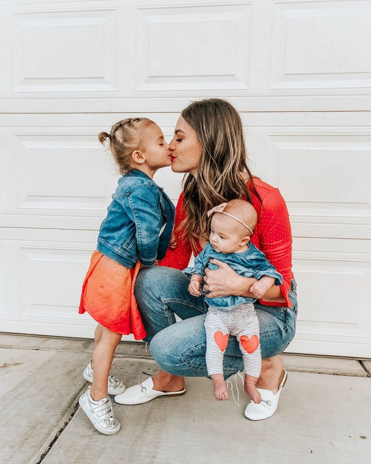 Современная мама с ребенком