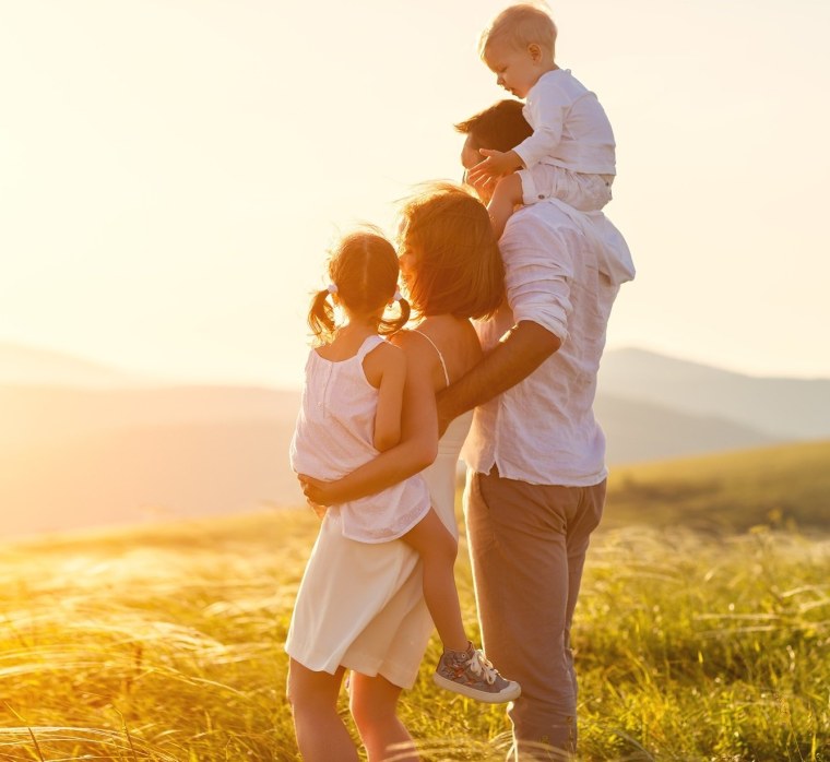 Семья со спины